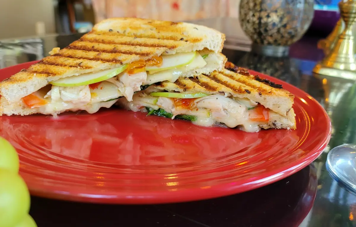 Chicken Brie Apple Panini na may Red Pepper Jelly
