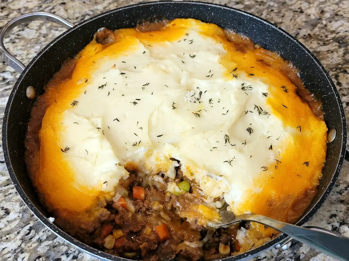 Comforting Shepherd's Pie na may Cheesy Cheese Curds