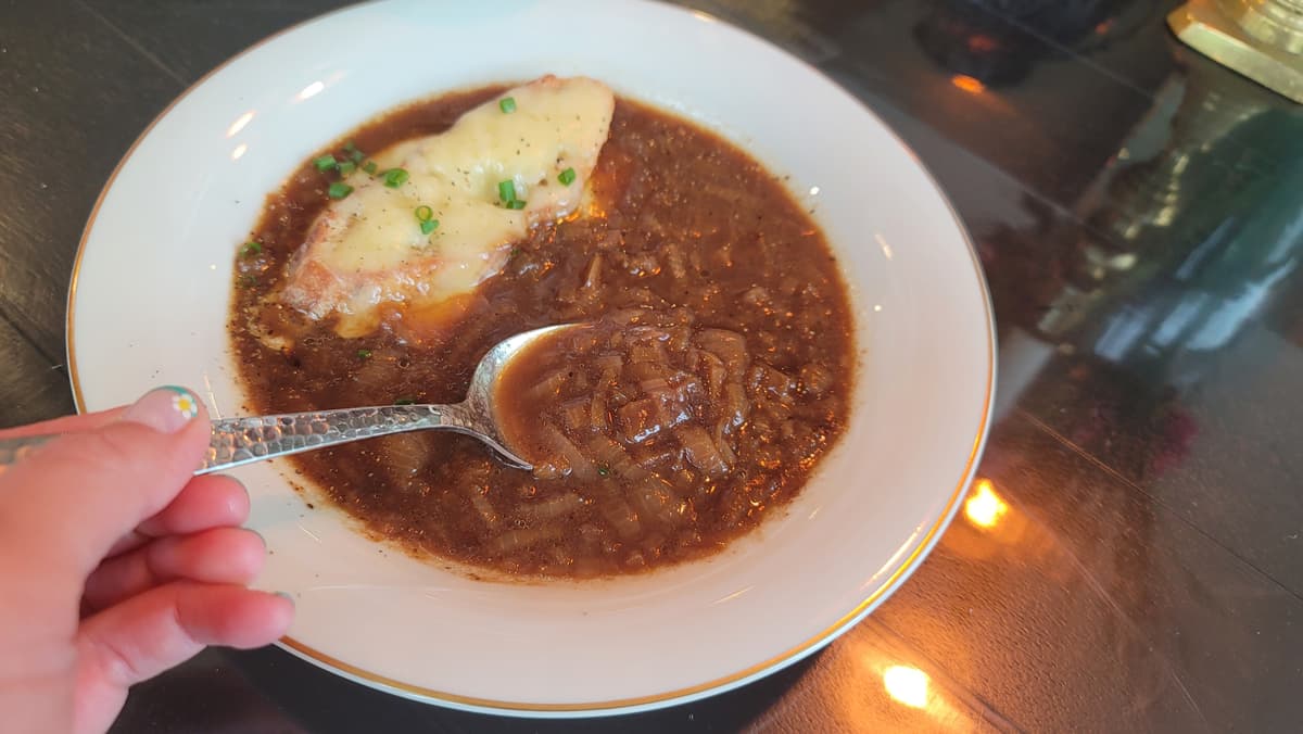 Französische Zwiebelsuppe – Ein gemütlicher Klassiker mit allem Komfort! preparation step 1
