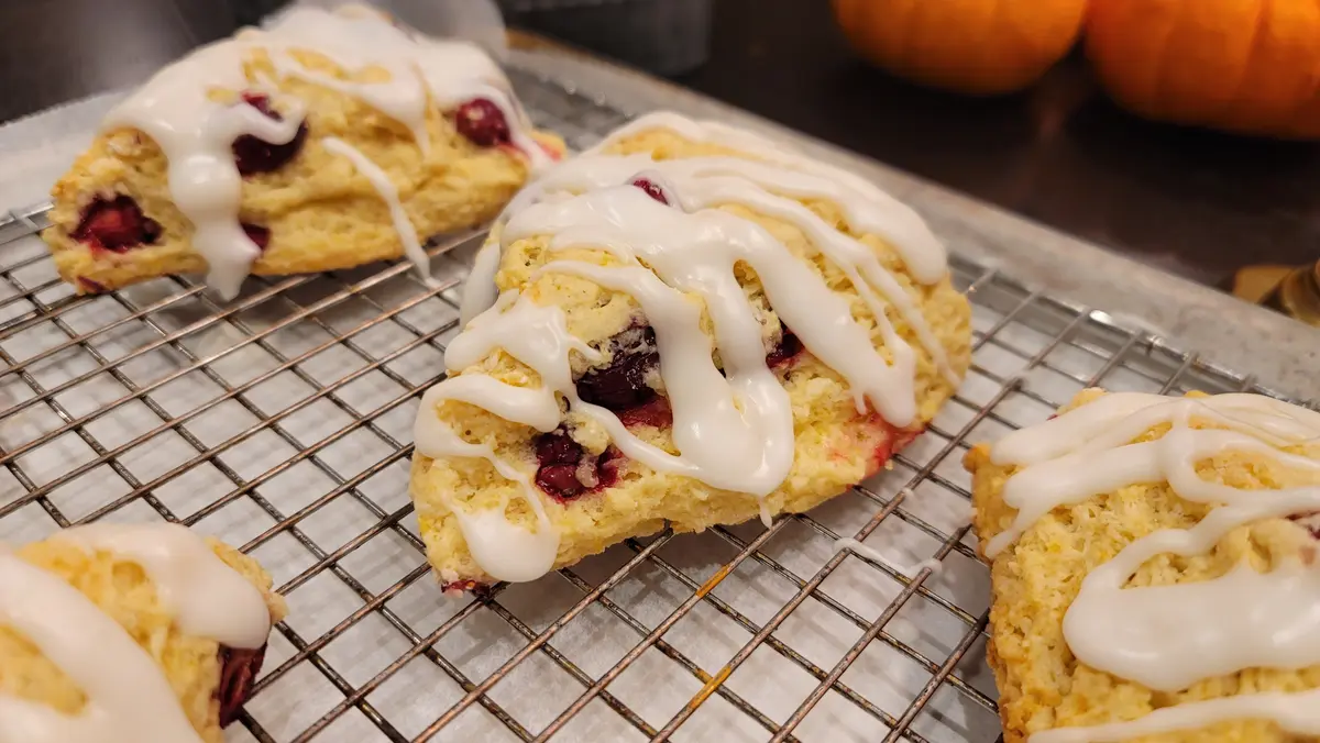 Lemon Cranberry Scones – Light, Flaky, and Bursting with Flavor! 🍋🍊