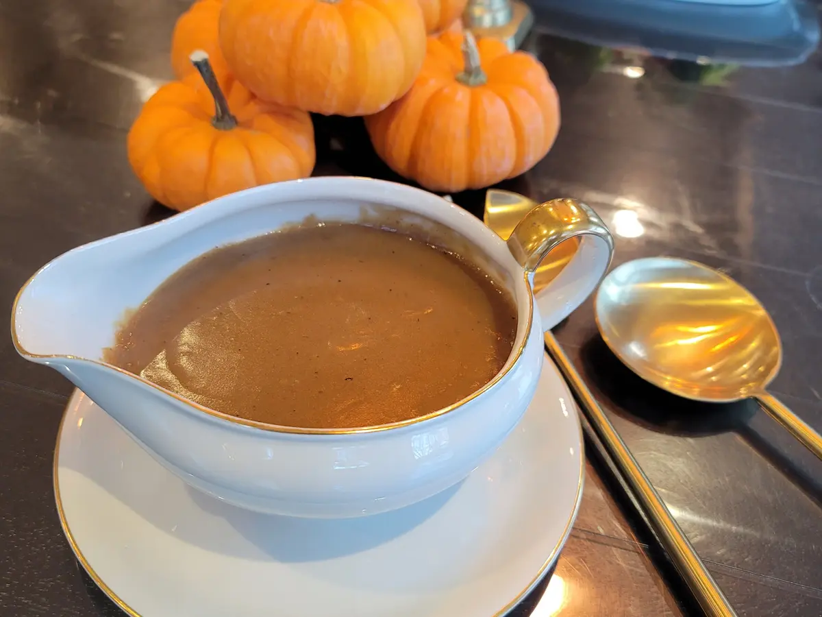 Mabilis, Masarap, at Puno ng Umami: Ang Pinakamadaling Gravy na Hindi Na Kailangan ng Mga Trimmings
