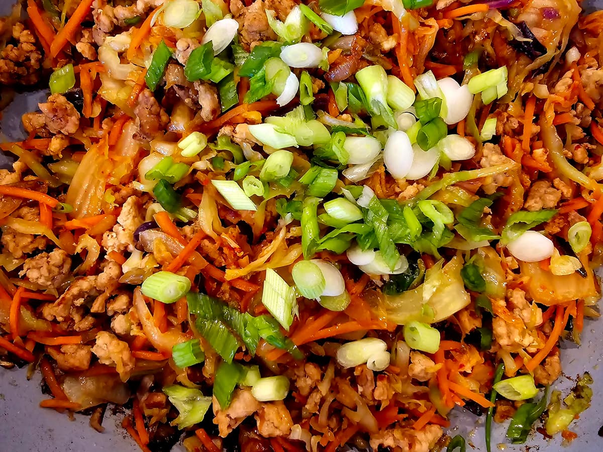 Frühlingsrollen-Kimchi-Bowl