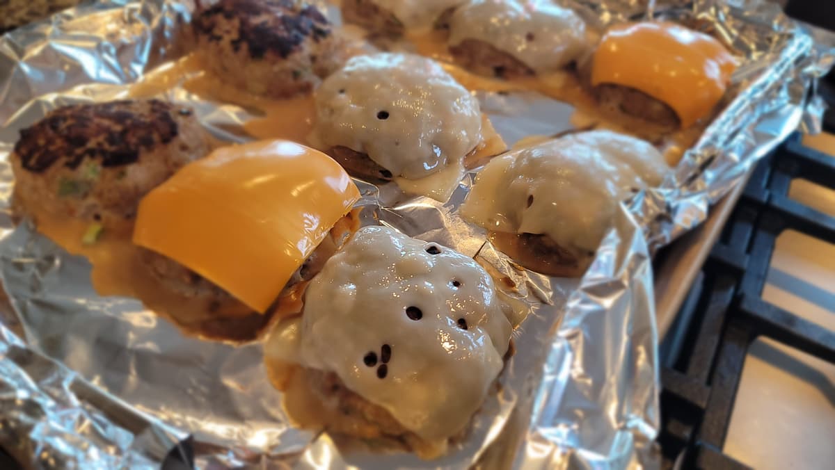 Burgers de Dinde Juteux avec une Touche Savoureuse 🍔✨… et un Ingrédient Secret