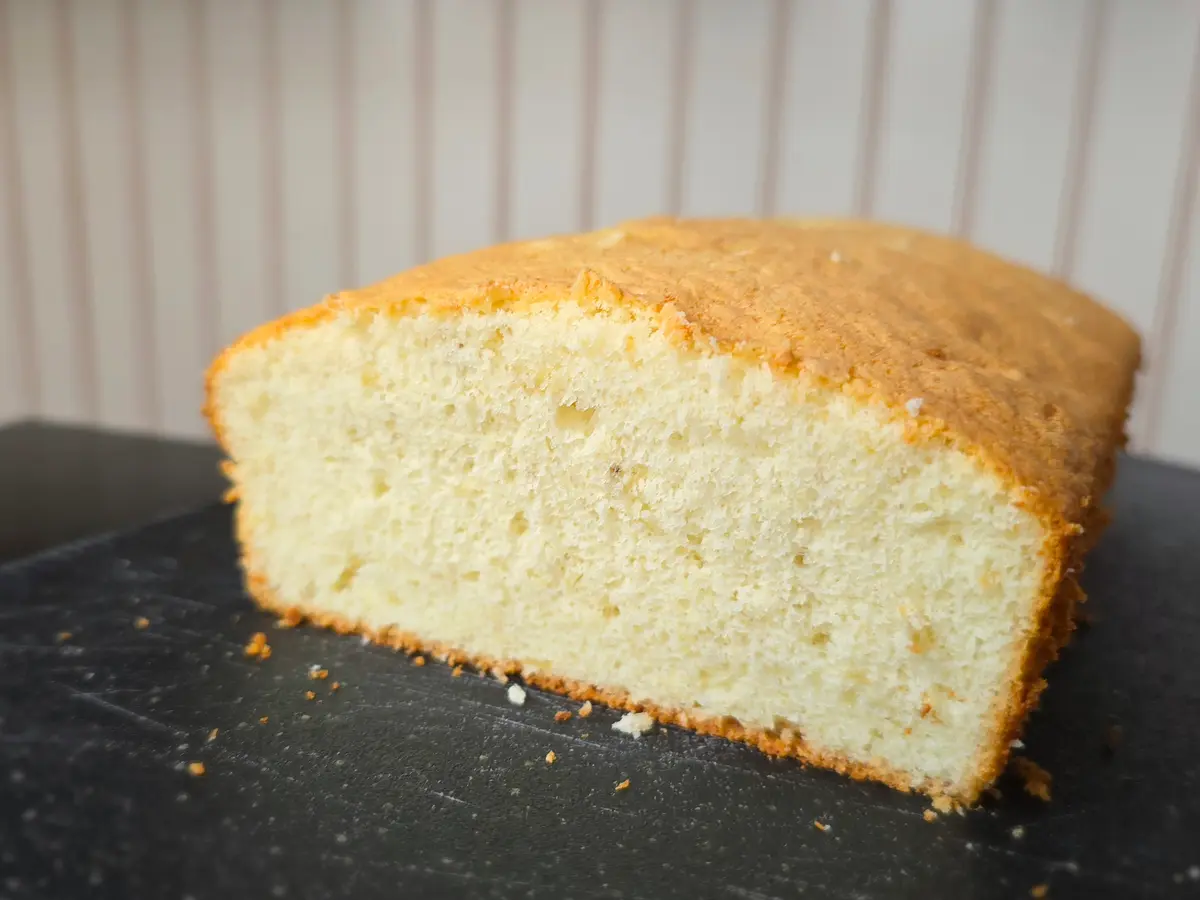 Banana Chiffon Castella – Japanese Banana Loaf na may Toasted Nut at Brown Sugar sa Ibabaw (Opsyonal)