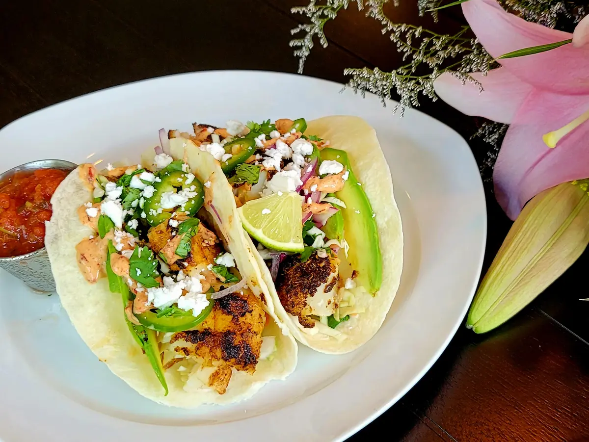 Blackened Baja Fish Tacos na may Cilantro Red Cabbage Slaw, Makulay na Chipotle Sauce, at Salsa Verde 🌮