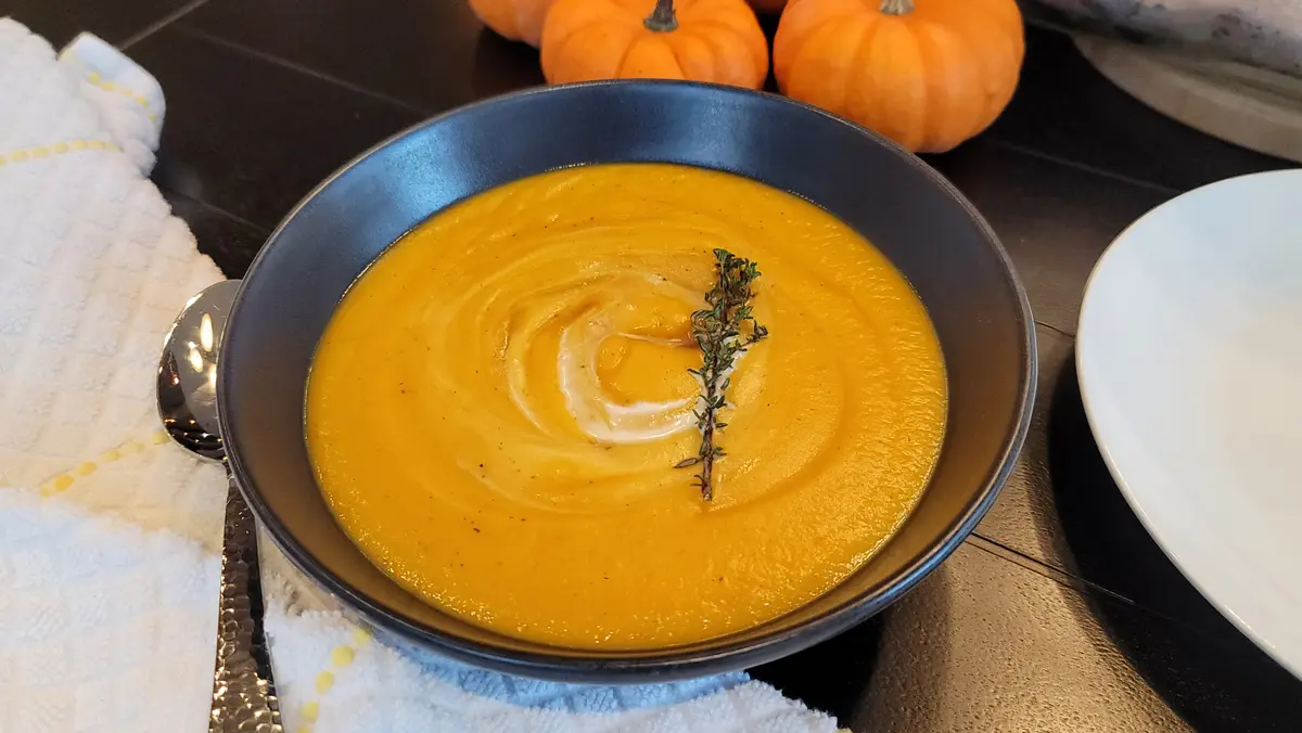 Flavorful Butternut Squash Soup with Brown Butter, Veggies, Toasted Pistachios, and Optional Maple Syrup 🍂🥣