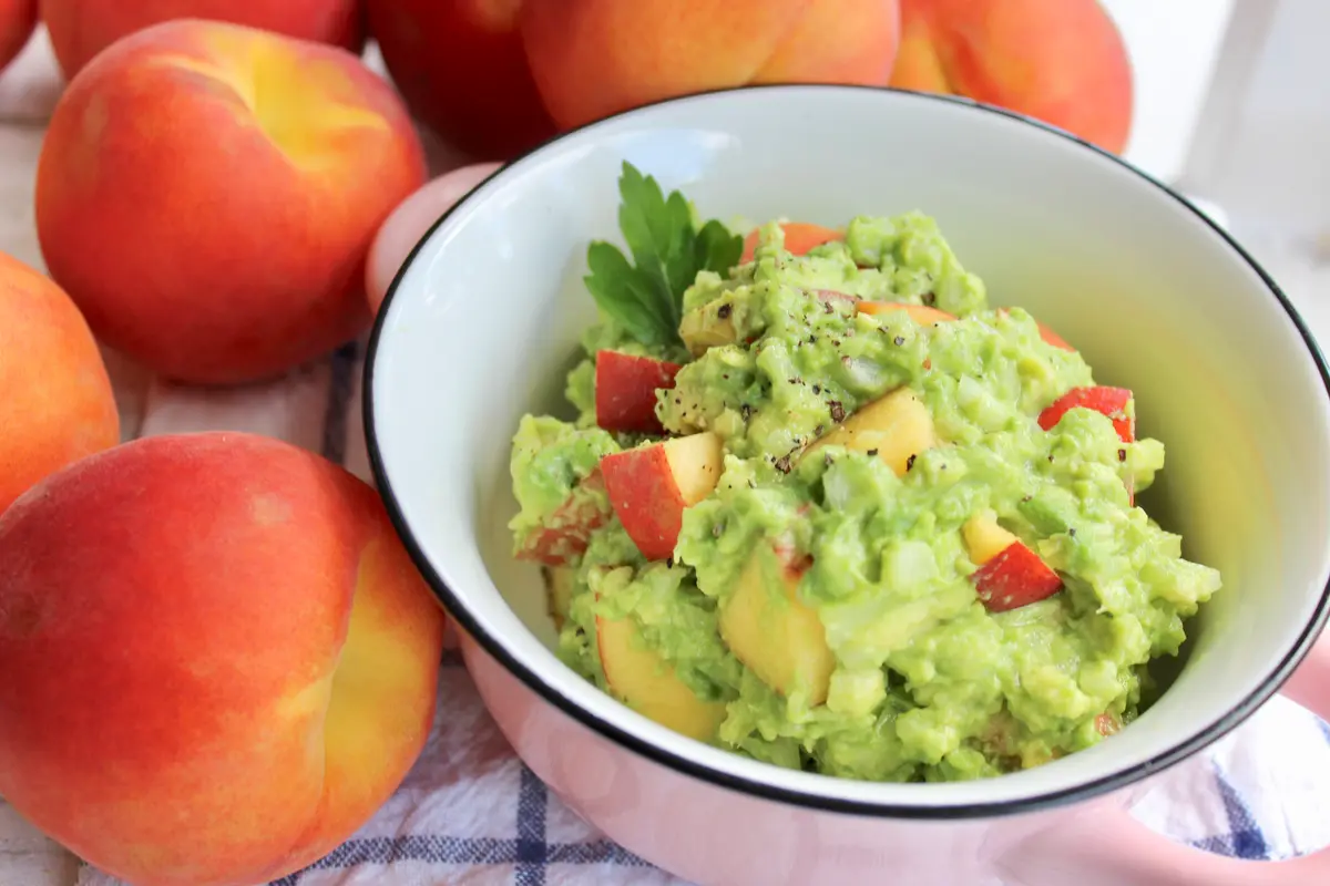 Perfect Guacamole – Simple Ingredients, Expert Technique! 🥑