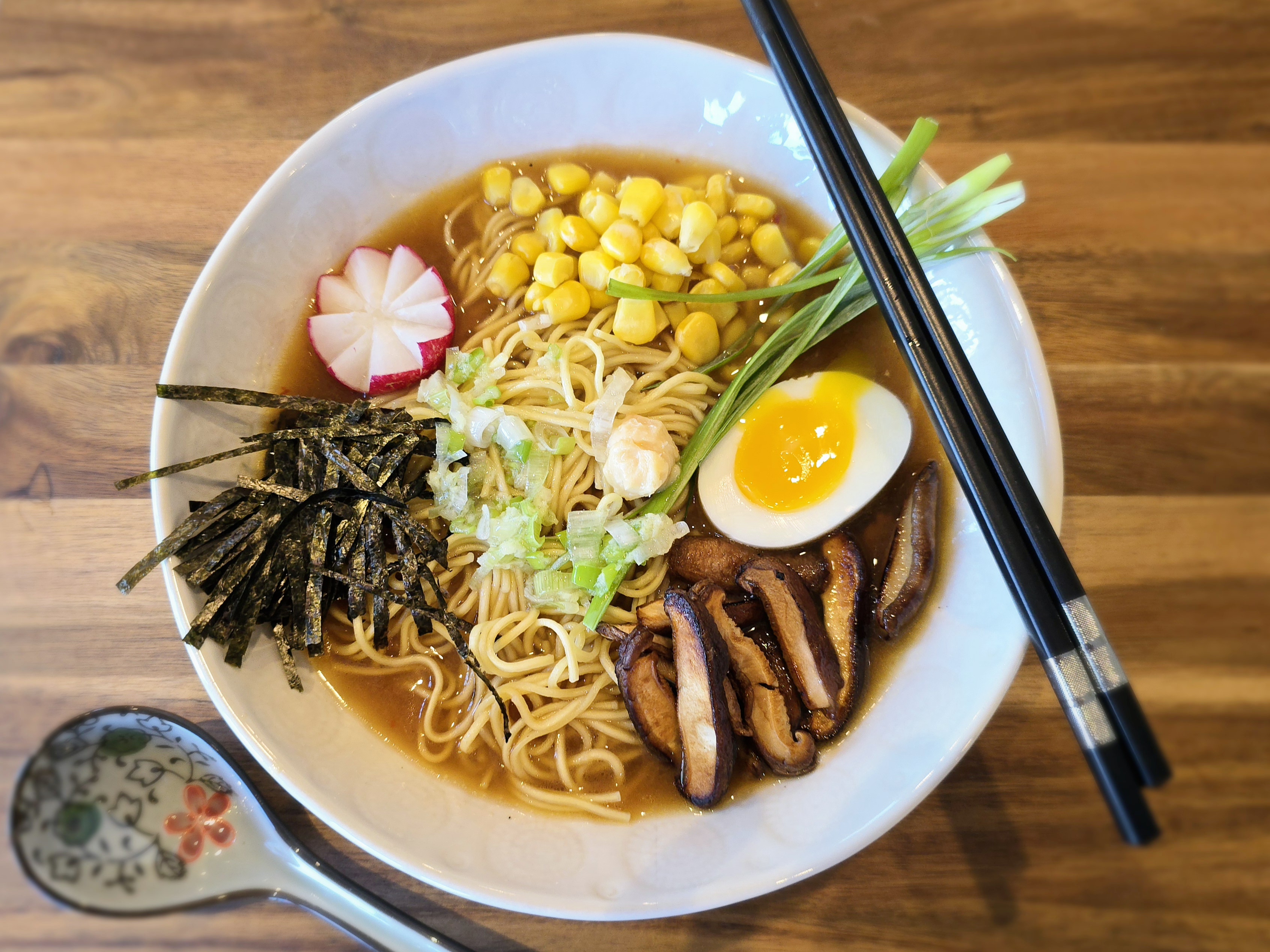 나만의 완벽한 라멘 한 그릇 – 정통 친탄(맑은 육수) 라멘 – 취향대로 즐기는 일본 라멘