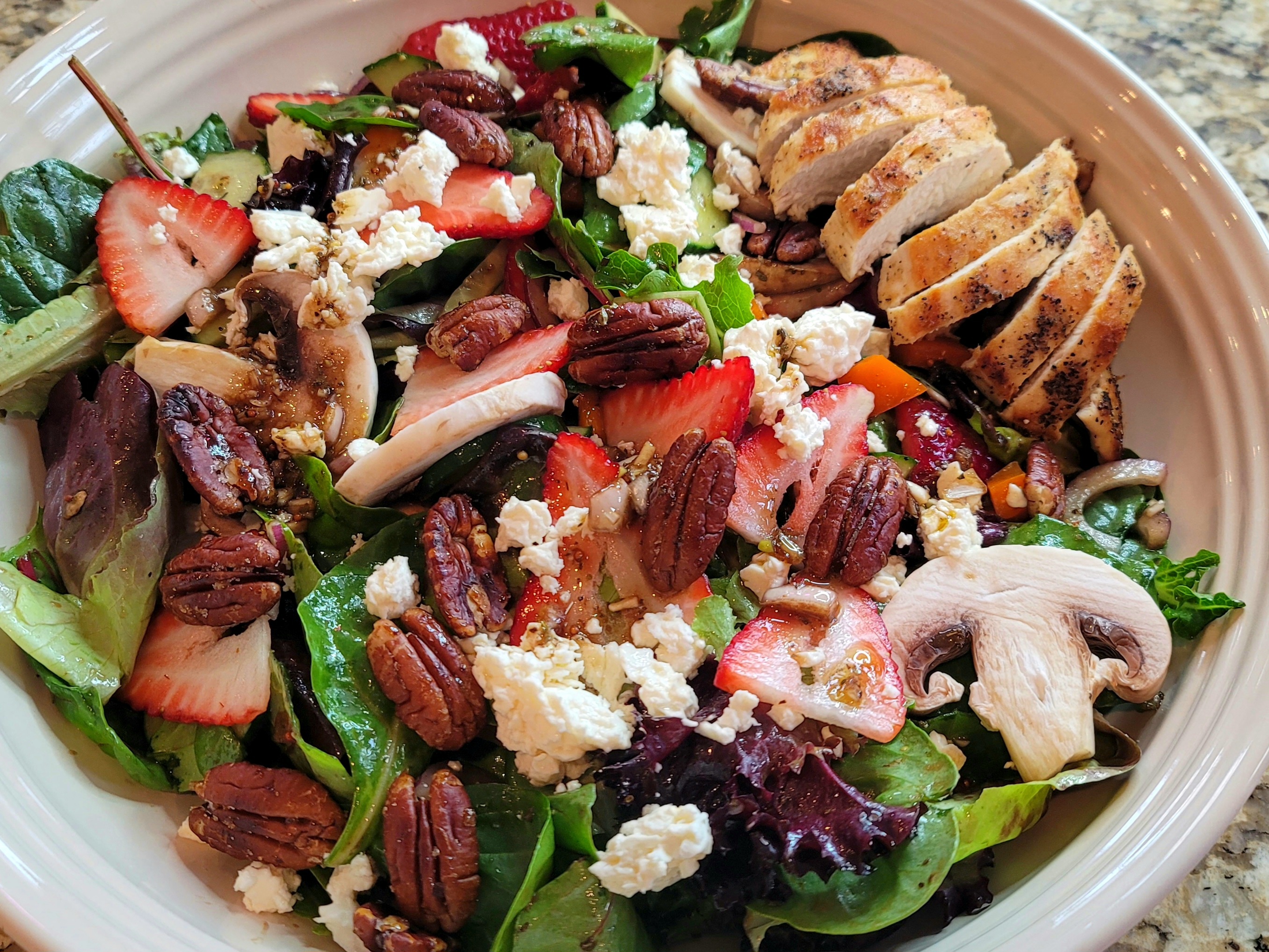 キャンディードペカンとストロベリーのサラダ、バルサミコビネグレット添え