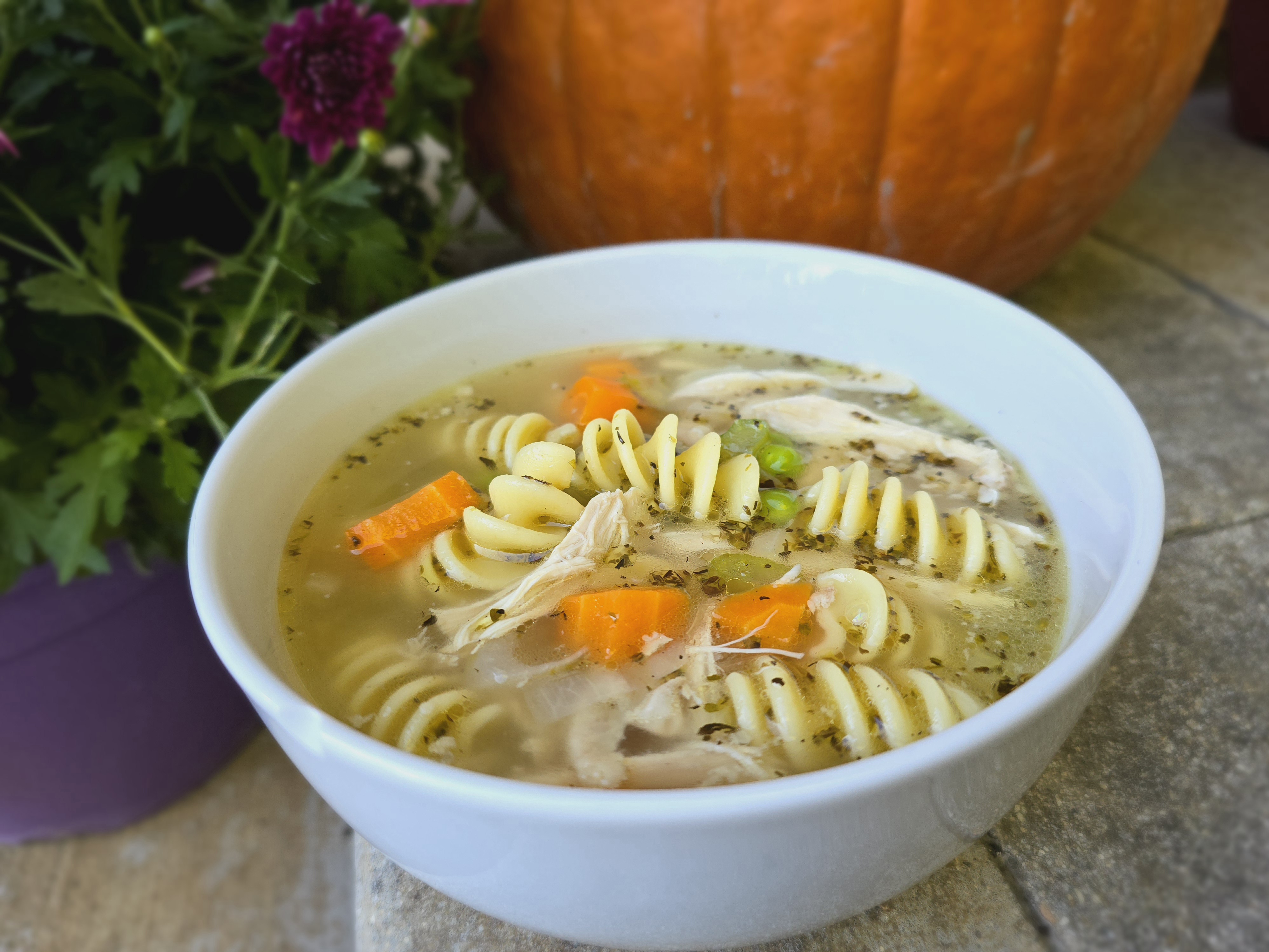 حساء الدجاج بالمكرونة الكلاسيكي – مع بعض التحسينات الذكية 🍲✨