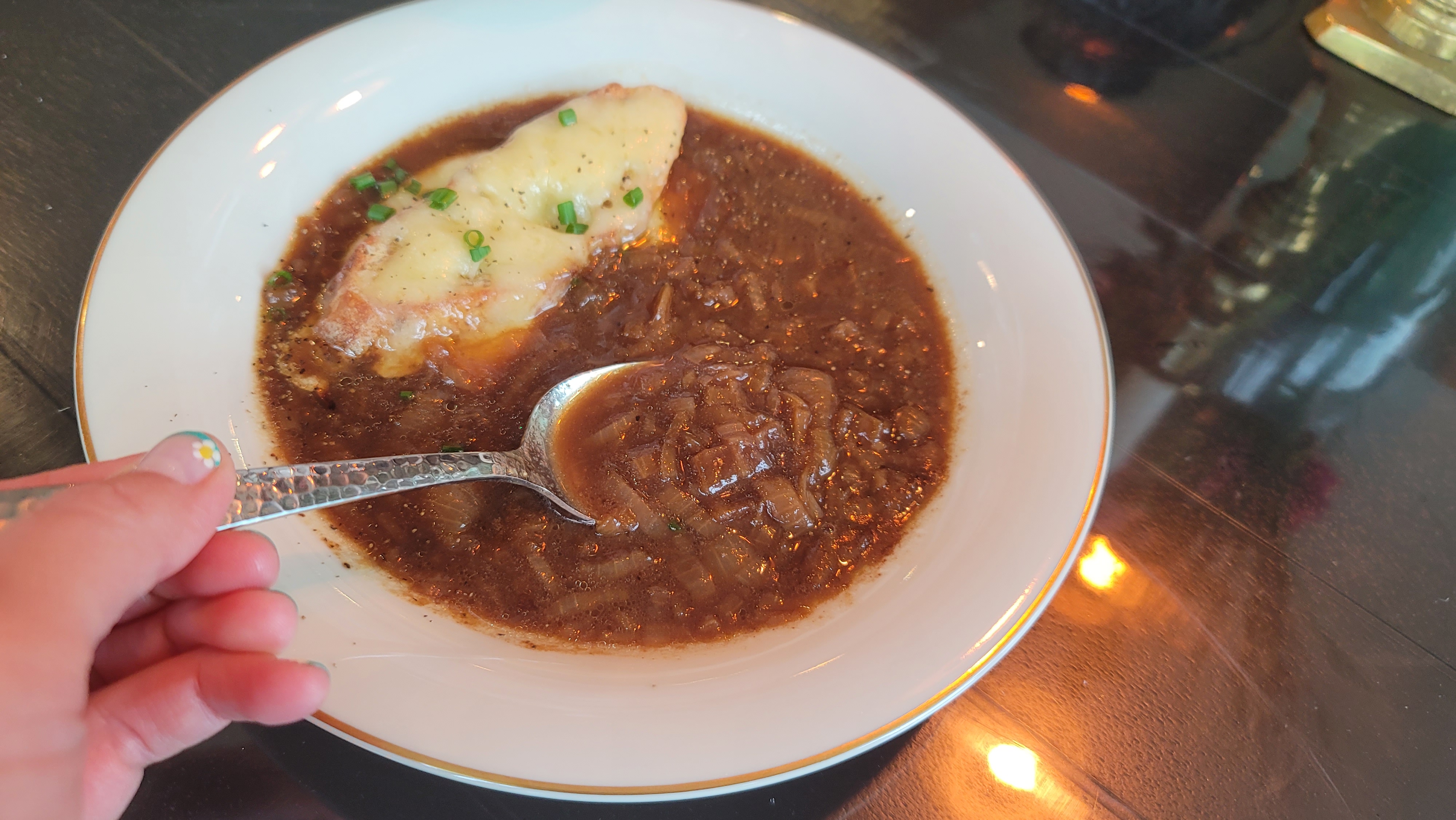 法式洋葱汤——温暖人心的经典美味！ preparation step 1