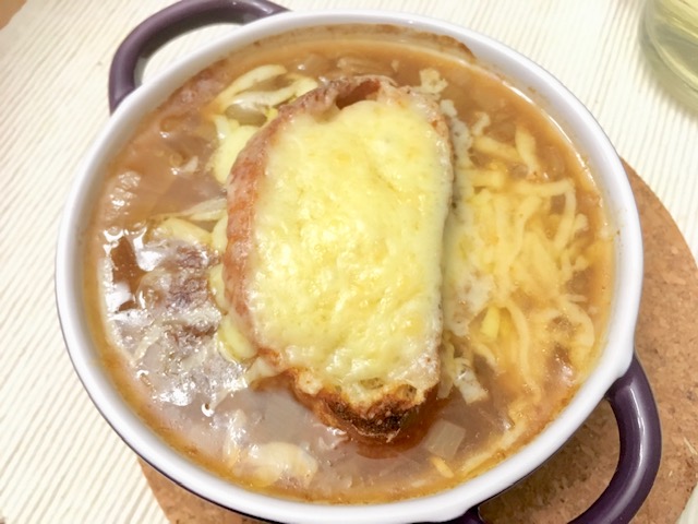 法式洋葱汤——温暖人心的经典美味！ preparation step 3