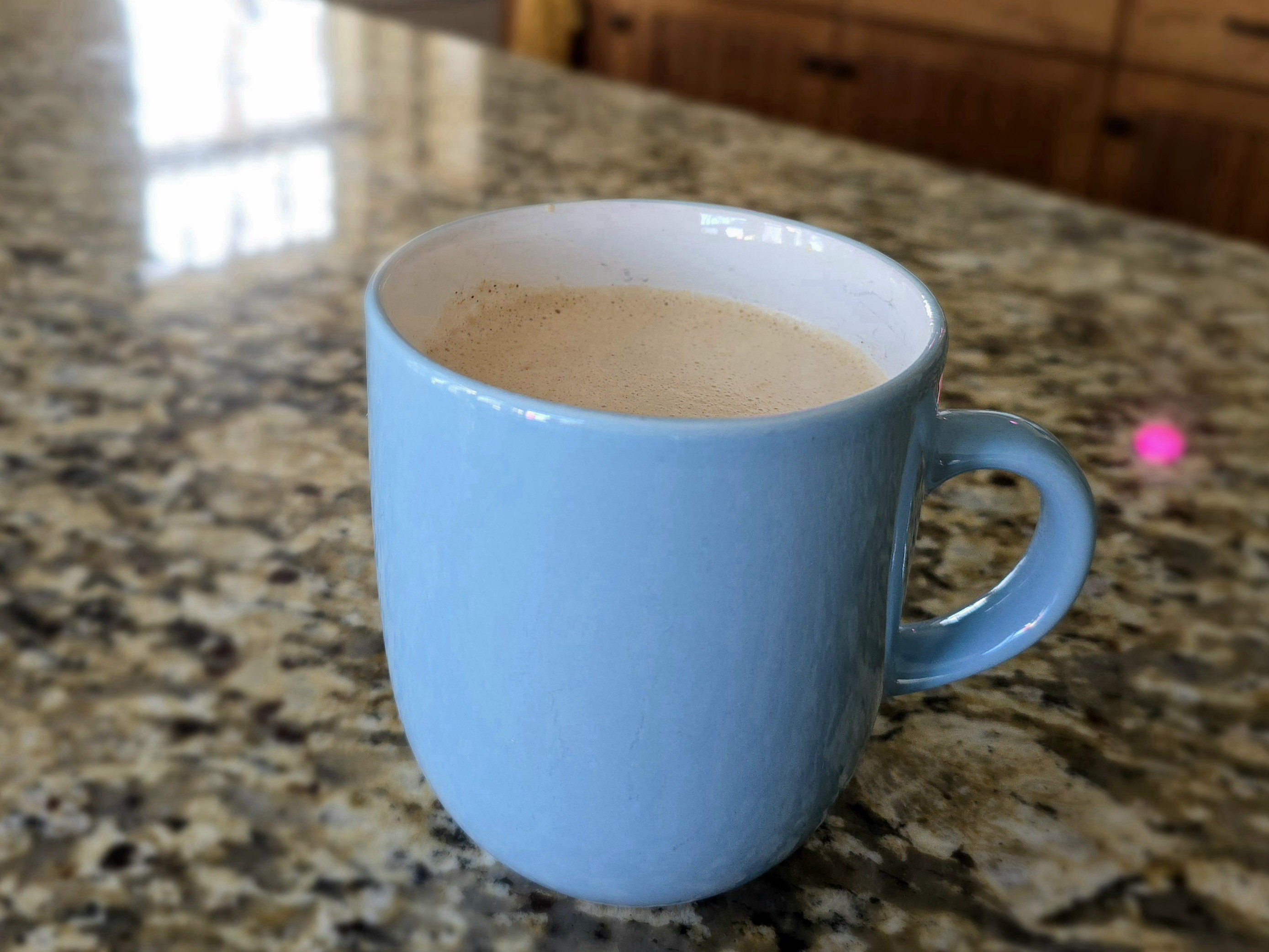 Chai Tea Latte Caseiro – Igual ao Chai Tea Latte da Starbucks (Mas com Ingredientes de Verdade, com Gengibre Fresco e Muito Mais Barato!)