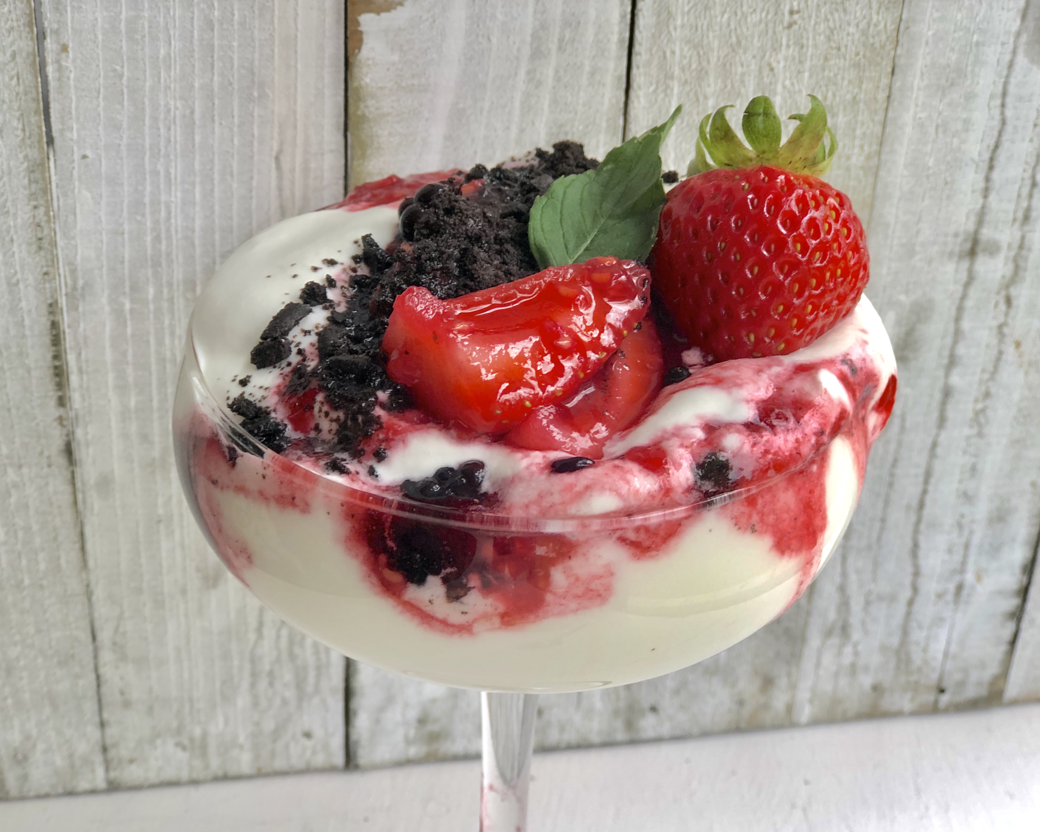 Verrines de trifle aux fruits rouges – Dessert d'été léger et rafraîchissant 🍓