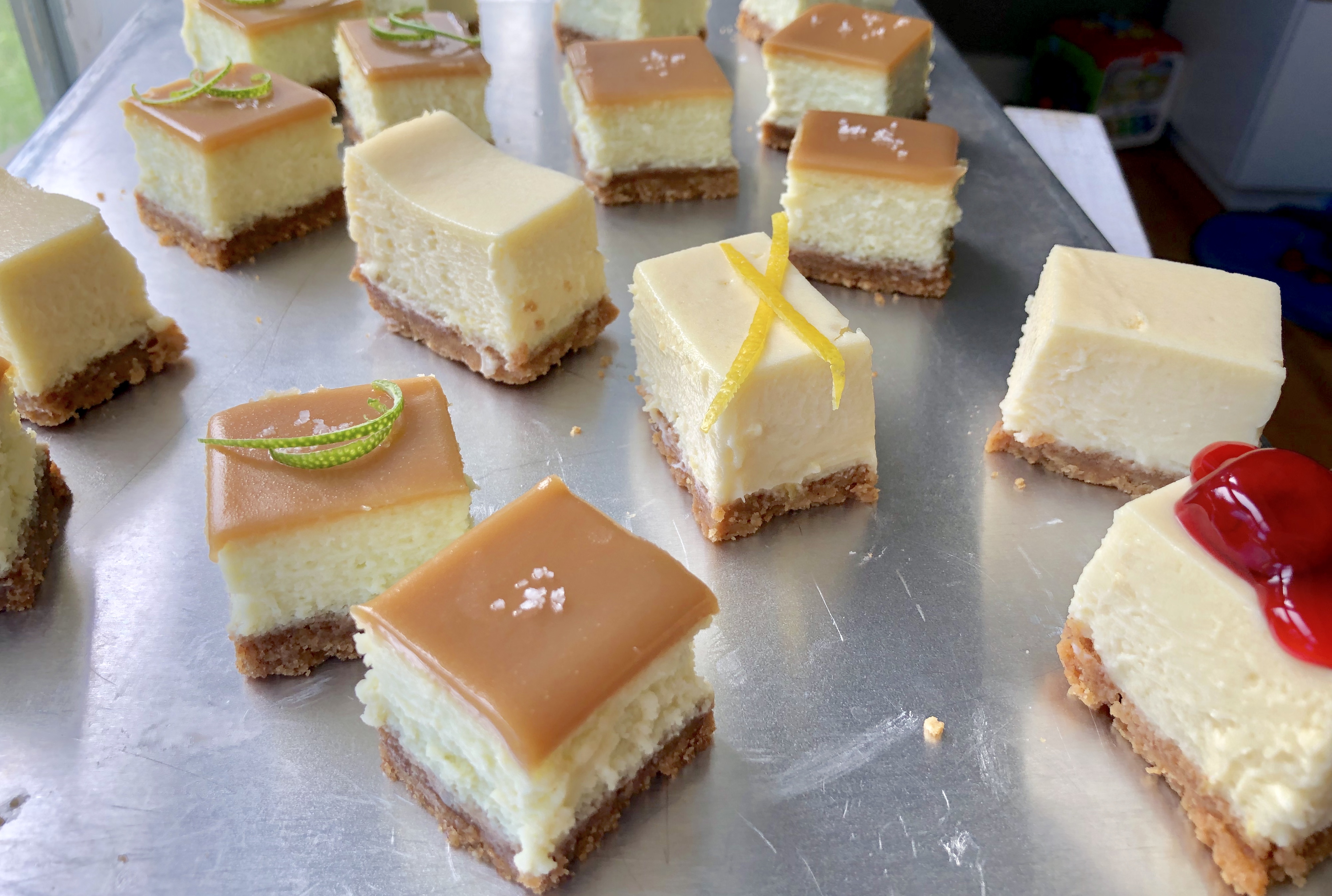 Barrette di Cheesecake al Lime con Topping al Butterscotch Salato e Crosta di Pecan al Burro 🍋🍰✨