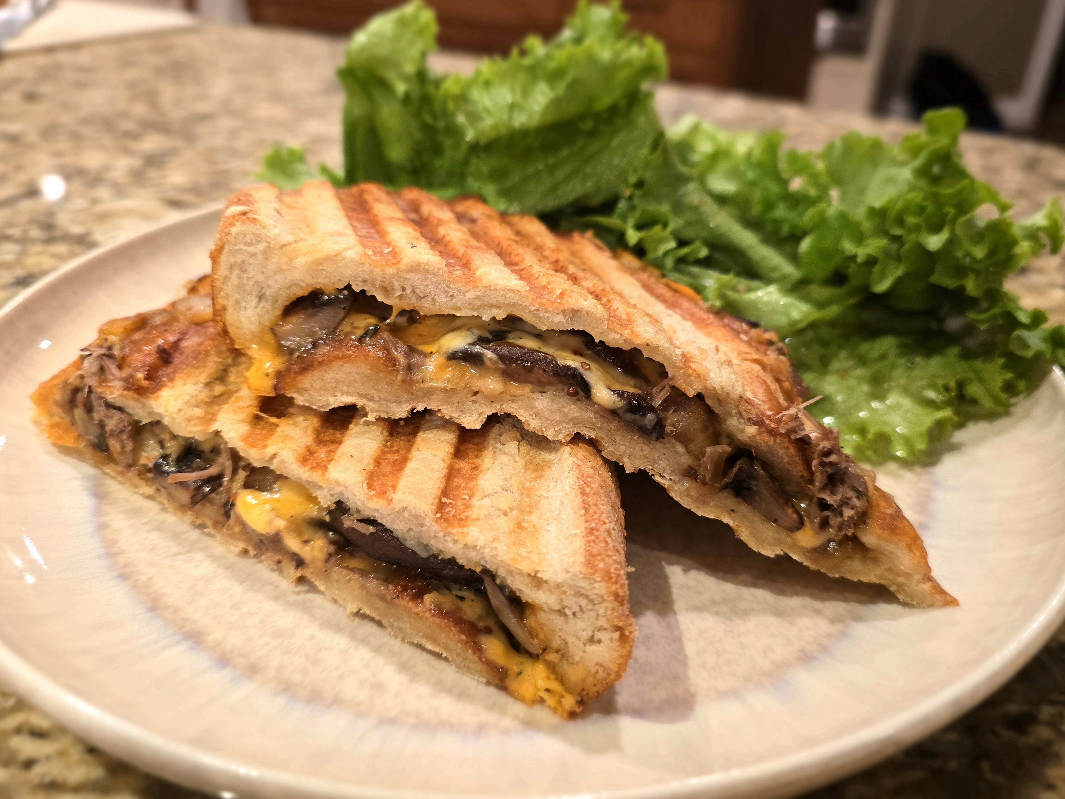 Champignon-Schmelz-Panini mit Gouda und Cheddar