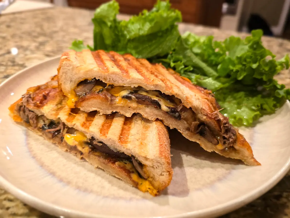 Bánh Mì Panini Nấm Tan Chảy Với Phô Mai Gouda Và Cheddar