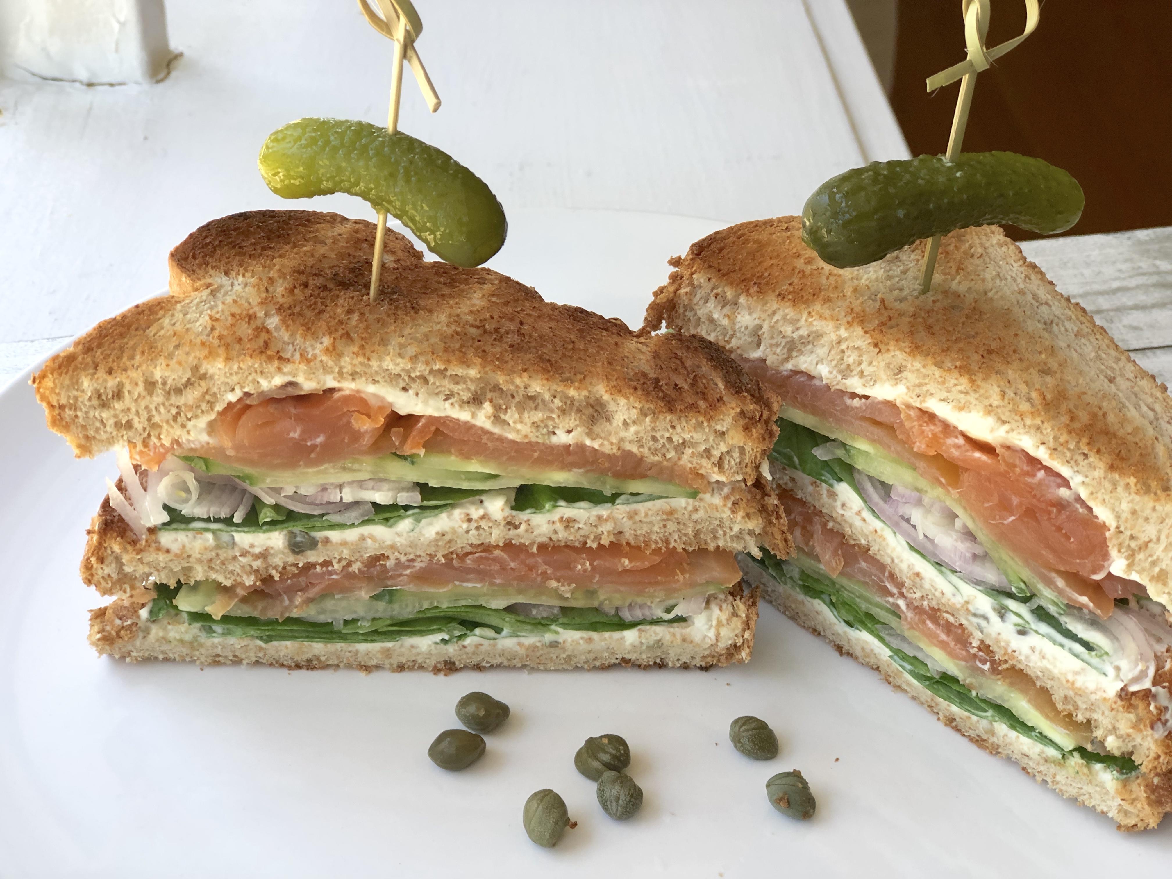 แซนด์วิชแซลมอนรมควัน 🥪✨