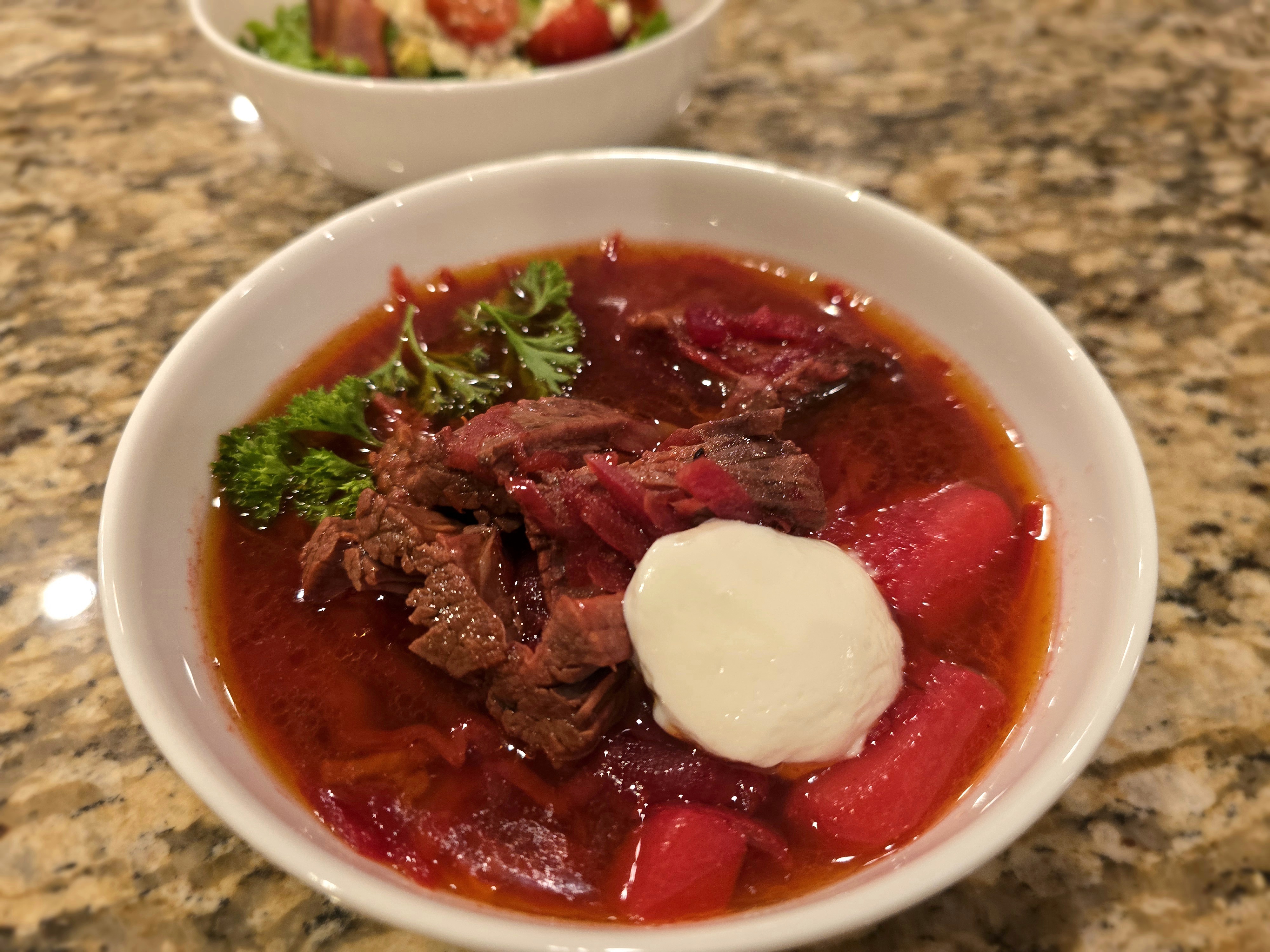 Klassischer ukrainischer Borscht mit zartem Rindfleisch