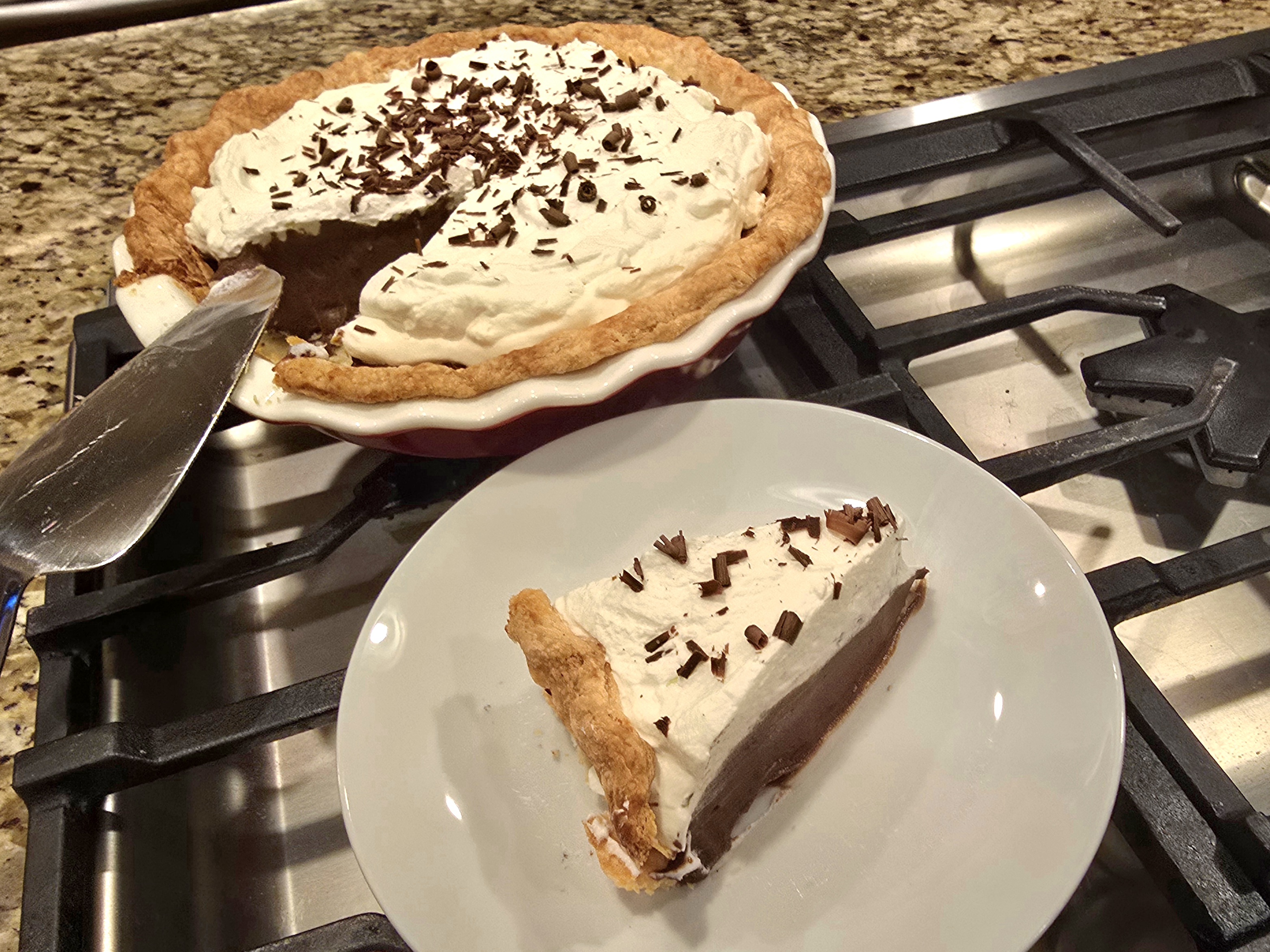 فطيرة كريمة الشوكولاتة المثالية (على الطريقة الأمريكية الكلاسيكية)