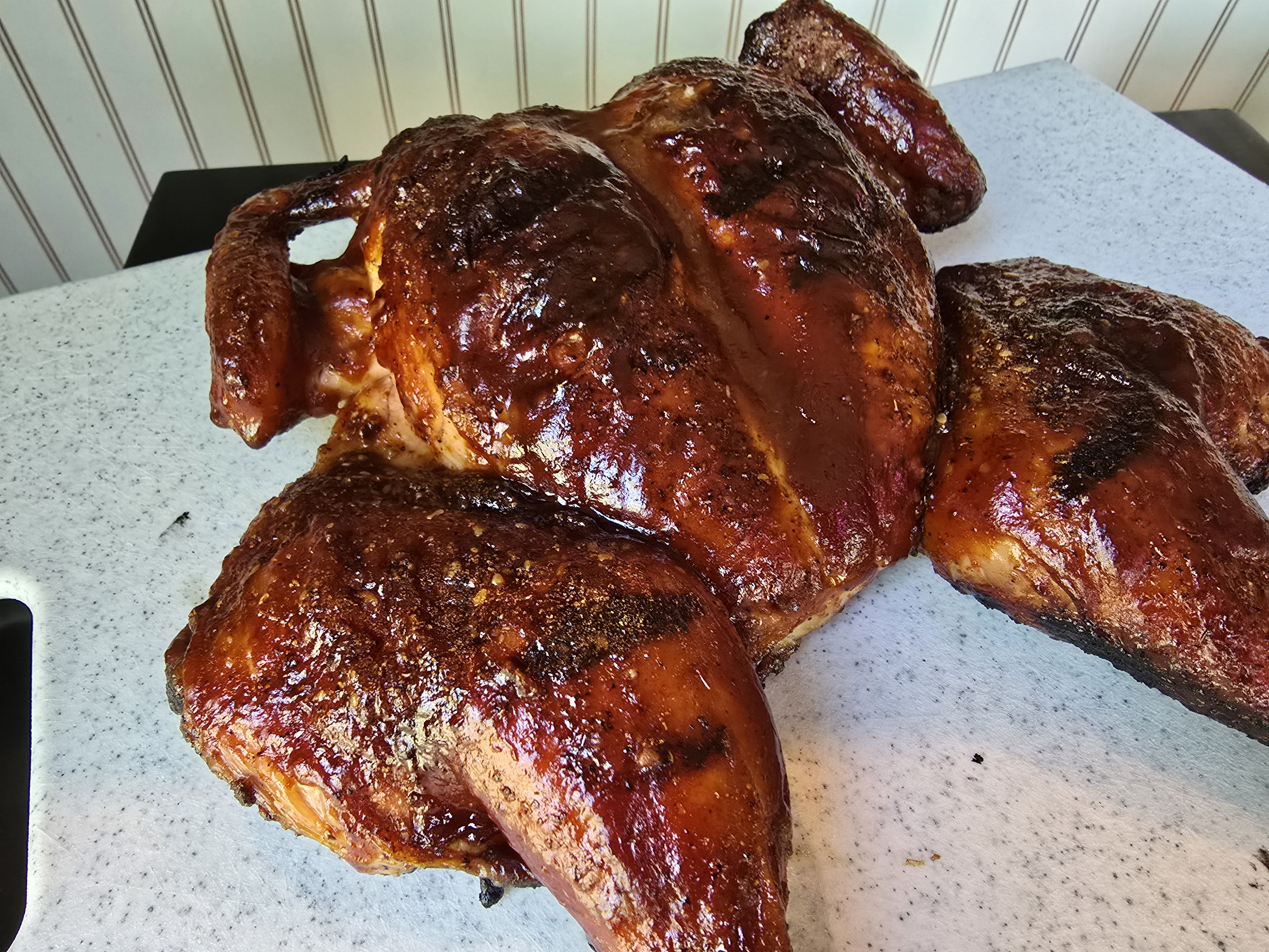 丸ごとバーベキューチキン – ジューシーで均一に焼けた、旨みたっぷりの一品